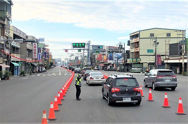 中秋4天連假今天開始，匯集台東及墾丁地區車流的省道台1線枋寮水底寮三叉路口，上午6至7時南下車道已出現1732輛的大量，警方7時40分實施調撥車道紓導措施。記者潘欣中／翻攝