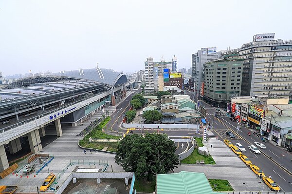 台中火車站後站老舊鐵皮屋舍與高樓形成強烈對比,有賴「大車站計畫」推動改善。圖/台中市新聞局提供