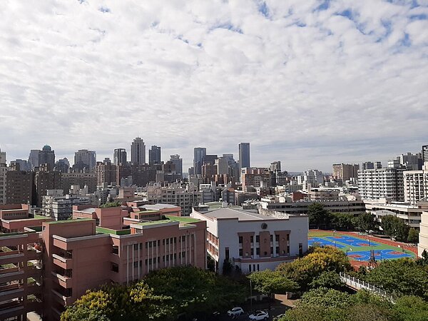 中興地政事務所與都市發展局合作,全國首創直接將複丈通知書寄送公寓大廈管委會。圖/台中市地政局提供