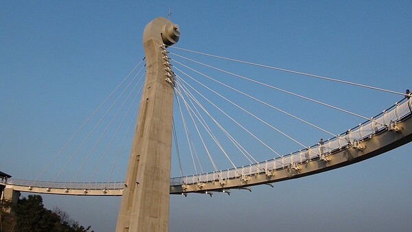 高雄崗山之眼天空廊道自今天起到年底都免門票,而且周五、六夜間開放時間到9時。圖/本報資料照片