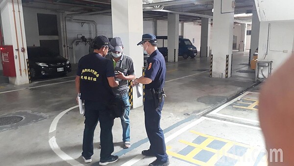 中職前投手買嘉瑞車禍身亡,警方相驗前詢問同車謝姓同事。記者周宗禎/攝影
