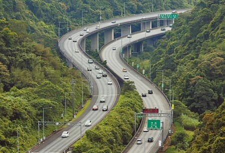 全台旅館因國旅達高峰，員工人數不減反增，整體產值卻呈現衰退趨勢。圖為中秋連假第一天，國道五號出遊車潮。（范揚光攝）