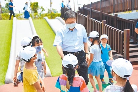 新竹縣長楊文科（戴口罩者）積極推動平價教保服務，預計113學年度前增加11所公立幼兒園、非營利幼兒園，降低家長育兒負擔。（莊旻靜攝）