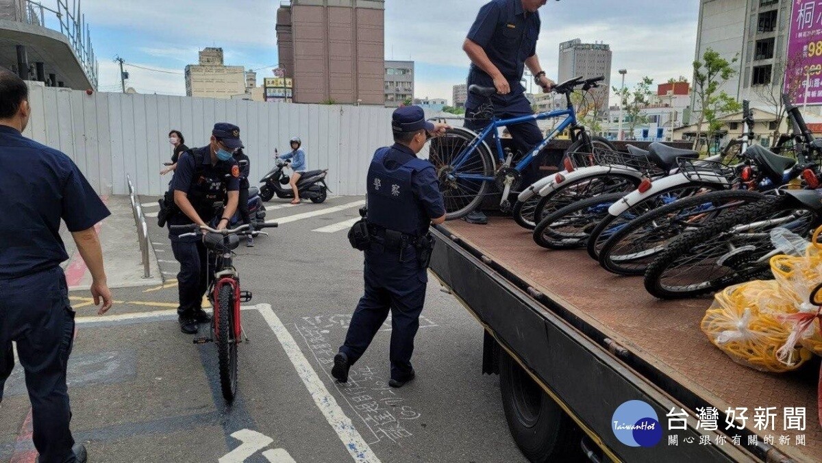 解決火車站人行道違規停車亂象 苗警加強交通執法力道(圖/苗栗分局)