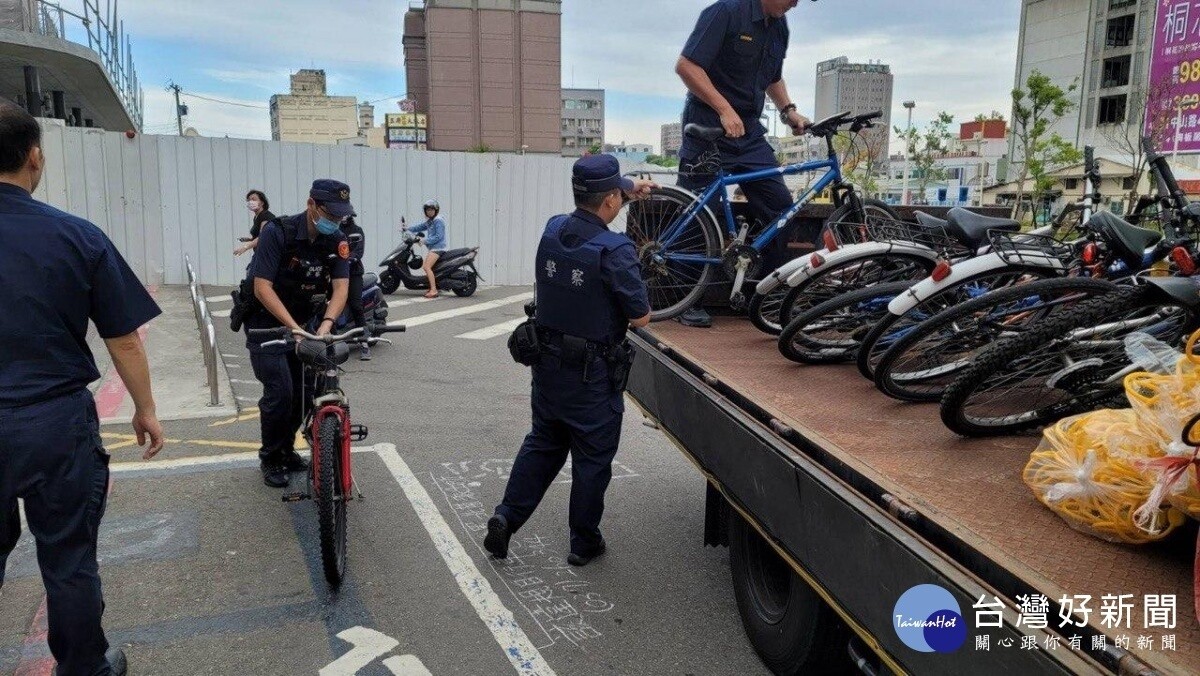 解決火車站人行道違規停車亂象　苗警加強交通執法力道（圖／苗栗分局）