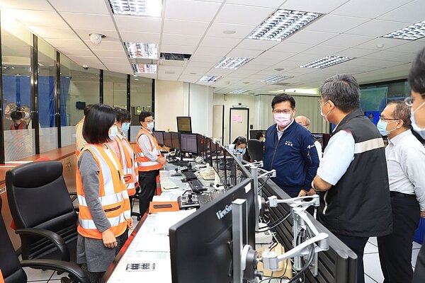 昨天是中秋連假首日,為避免重演國五連塞32小時噩夢,交通部長林佳龍(中)一早就前往高公局行控中心視察。 圖/交通部提供