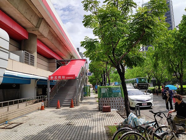 2號出口貼心配置樓梯雨遮。圖/台北市捷運局提供