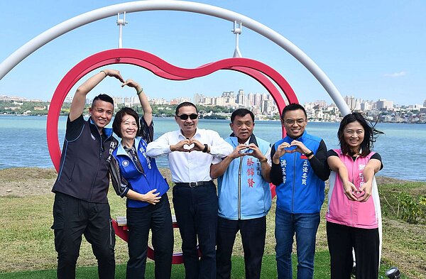 新北市長侯友宜視察「八里結婚廣場」完工情形。圖/新北市高灘處提供