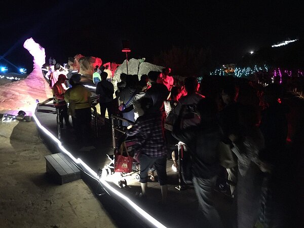 野柳地質公園夜訪女王活動昨晚人潮爆量,遊客大排長龍。圖/新空間公司提供