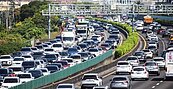 中秋連假第二天7地雷路段會塞　10時南下出遊車潮湧現