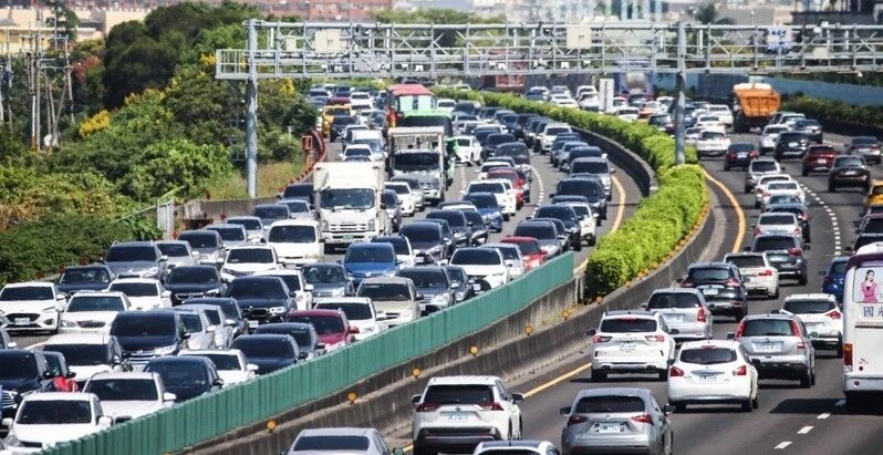 圖為昨天中秋連假首日國一彰化段車潮湧現,南下車速不到40公里。記者黃仲裕/攝影