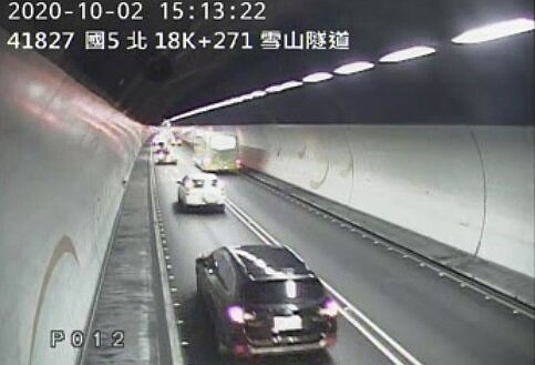 高公局預估今天下午3點國道5號將湧現第一波北上返鄉潮,根據高速公路1968系統顯示,目前頭城至坪林端時速僅剩下35公里,是北上路段唯一紅色的區塊。圖/擷取自高路公路1968系統