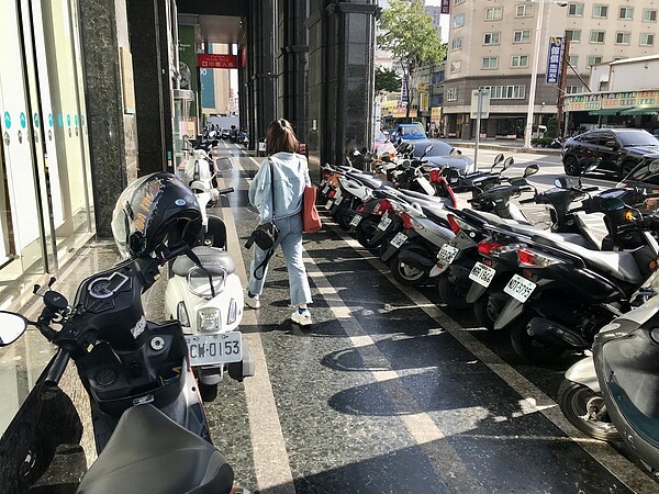 內政部擬取消人行道機車格,引發機車族反彈。聯合報系資料照