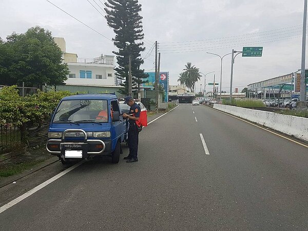 9月為期一個月的路口安全大執法,屏東縣警局統計,共取締5528件路口交通違規,其中以闖紅燈、紅燈右轉4822件最多,其次是行人違規穿越381件,及車輛未禮讓行人325件。圖/警方提供