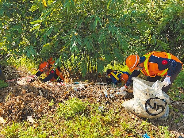 三峽登革熱群聚擴大再添5人確診,新北市府加強噴消,並在五寮設立前進指揮所。(新北市衛生局提供/葉德正新北傳真)