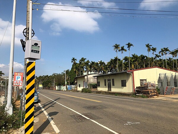 南投139線縣道是南投最美的景觀道路之一，因汽車、重機車常超速違規，警方設置測速照相器取締。記者江良誠／攝影