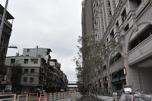 新北市永和大陳社區單元2(右側房屋)都更後外牆嶄新,與同社區單元1(左)矮舊的老房子成明顯對比。記者江婉儀/攝影