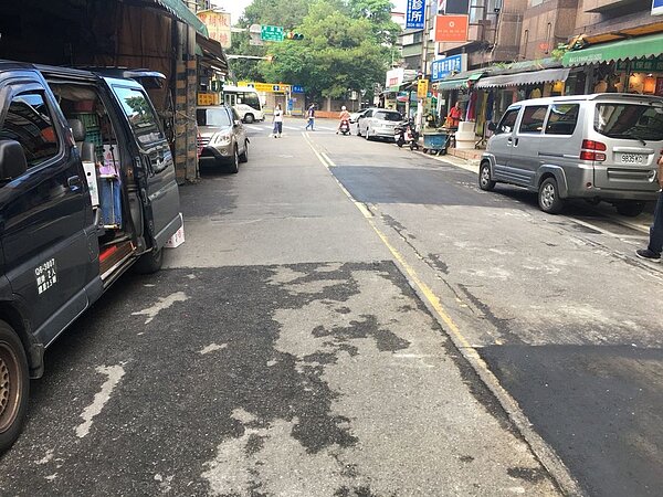 臺北市內湖區安康路,沿線為傳統菜市場及眾多商家,也是當地民眾日常生活頻繁使用的交通要道。圖/台北市政府提供