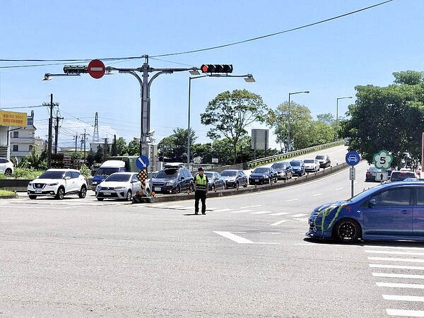 國道5號今天近中午時,湧現北返車潮。記者王燕華/翻攝