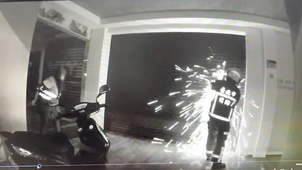 警消獲報破門救出受傷的母子。記者蔡翼謙/翻攝