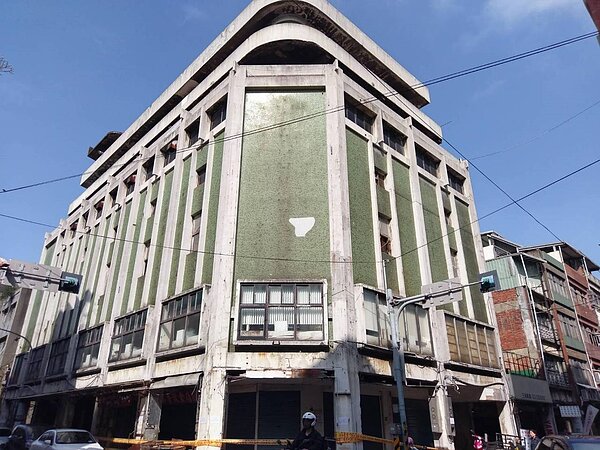 金園戲院大樓近日拆除,昔日大樓外觀只留追憶。圖/桃園市博愛特區文創商業發展協會理事長張得均提供