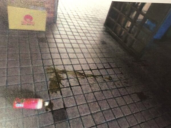 新北市廖姓婦人因社區大門磁扣補發與管委會委員起爭執,去年涉嫌四度在社區內潑糞洩慎,被逮後竟辯稱失憶,新北地院不採信,判處拘役80天。記者王長鼎/翻攝