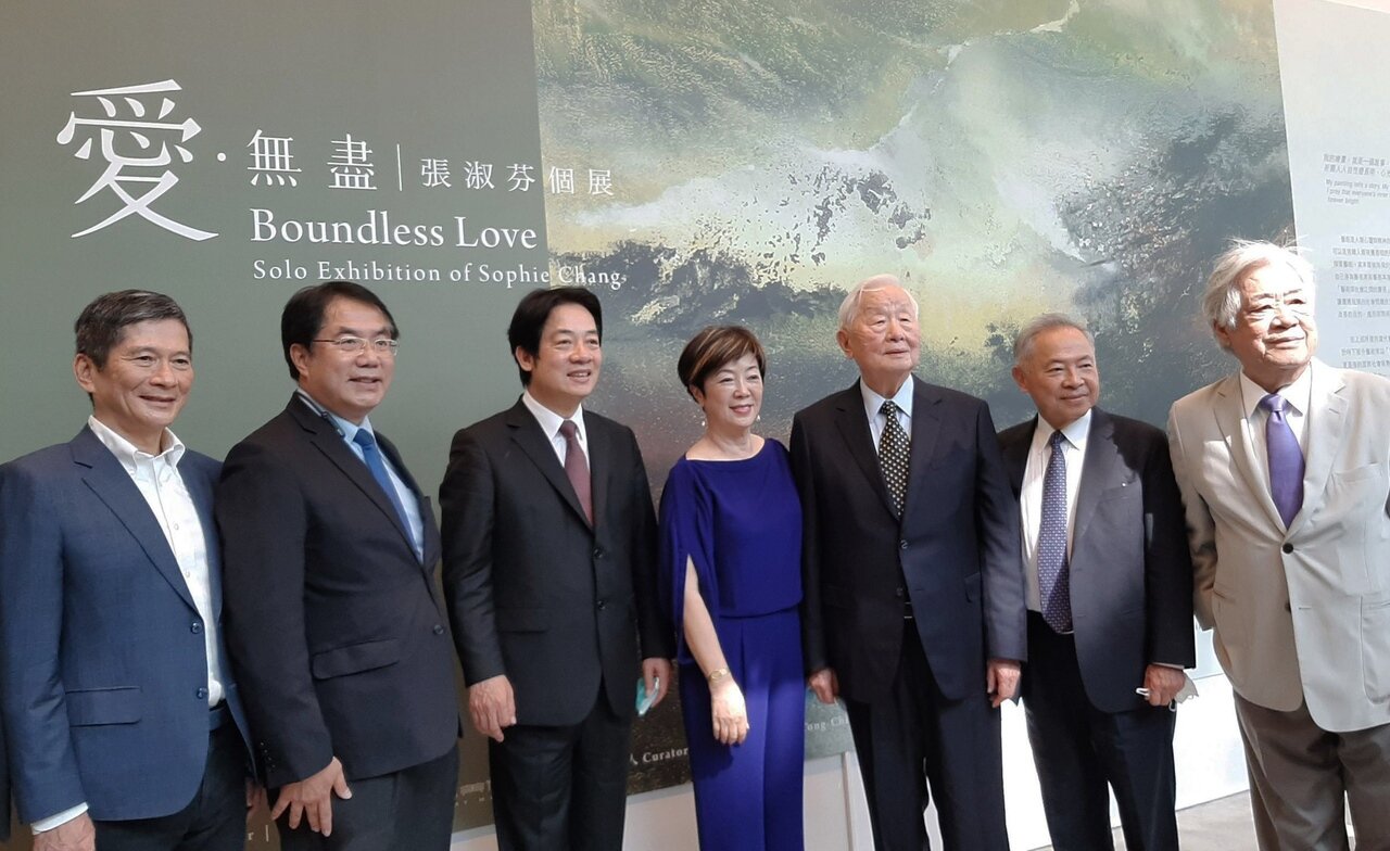 張忠謀夫人張淑芬(右四)在台南個展,張忠謀(右三)昨與副總統賴清德(左三)前往參觀。記者鄭維真/攝影