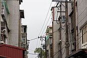 缺電表泰山老鄰長每月敲百戶門收電費　40年後終於裝了