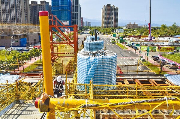 桃園重大建設陸續開工,捷運綠線的柱子、橋面版,也已經成型可見。(賴佑維攝)