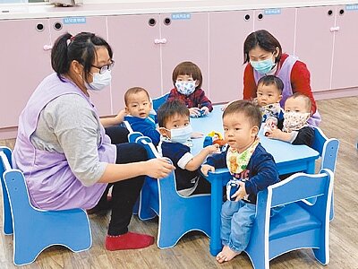 桃園市長鄭文燦上任後祭出生育補助每胎3萬元、3歲以前育兒津貼每月3000元的「333政策」，生育率冠六都，讓中央也跟進實施育兒津貼。（蔡依珍攝）