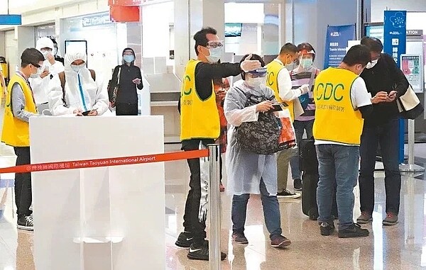 美國疫情嚴峻,不少定居美國的台灣人帶孩子搬回台灣,讓孩子能正常上學,圖為民眾在機場入境,並非新聞當事人。 本報資料照片