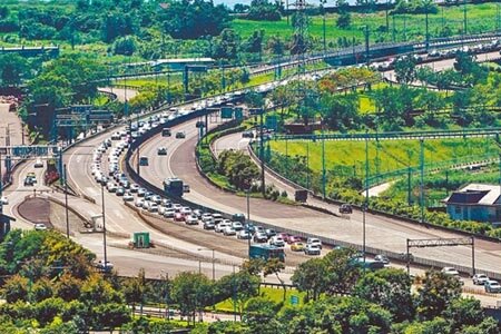中秋連假結束，國5頭城至坪林雖從上午9時起北返車流漸增，但下午已緩解。緊接國慶3天連假，高速公路局坦言，是否會嚴重塞車與宜花東天氣有關。（李忠一攝） Facebook