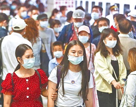 
台北車站4日出現收假人潮，由於疫情未歇加上天氣變涼，民眾除戴口罩保護，公費流感疫苗也從今天起施打。（劉宗龍攝）
 