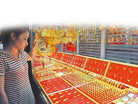 根據理柏資訊最新公布產業型基金績效顯示,自全球股市自3月中低點反彈以來,黃金及貴金屬股票型黃金及貴金屬股票型基金反彈幅度逾84%。圖為北市銀樓。(本報資料照片)