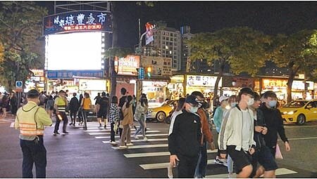 
高雄市知名瑞豐夜市近來發生多起社會案件，是警方加強巡邏的治安熱點，左營分局希望在瑞豐夜市設立貨櫃屋形式的「守望亭」，盼對歹徒形成嚇阻作用。（林雅惠攝）
 