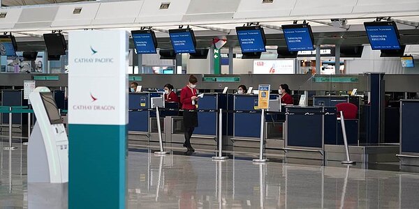 疫情重創下,香港國泰航空頂不住業績暴跌壓力,傳最快將在5日公布裁員計畫。圖/中新社