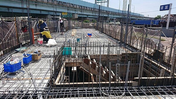 五股垃圾合法申請興辦事業計劃並取得臨時建築物許可的「統立環保工程有限公司」,依規定蓋臨時建築物,經營廢棄物回收行業。圖/新北市政府提供