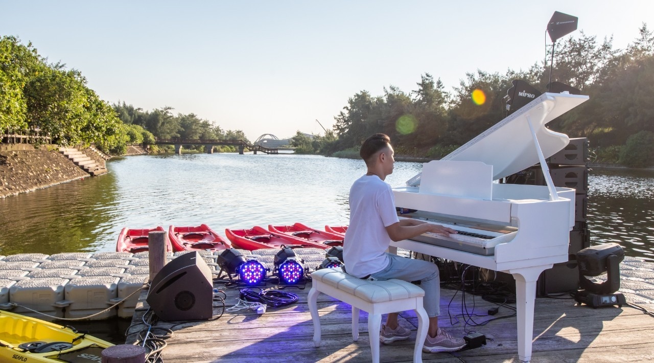 後湖溪「水上音樂會」邀請桃青之星實力歌手，乘坐竹筏於後湖溪水上，帶來多樣化音樂表演。圖／桃園市政府提供