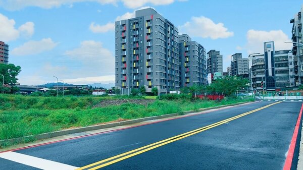 促進三峽國光社宅繁榮，社區公園及道路闢建完成10月5日啟用。圖／新北市政府工務局