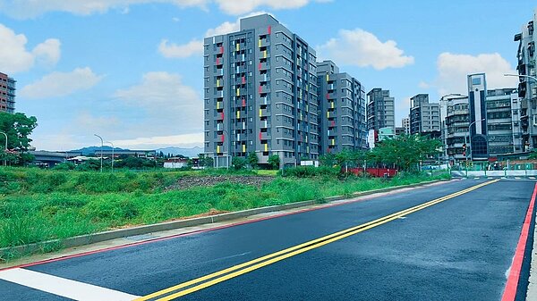 促進三峽國光社宅繁榮,社區公園及道路闢建完成10月5日啟用。圖/新北市政府工務局