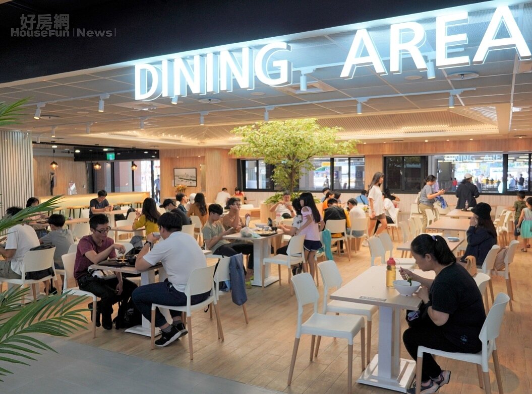 台中車站新站商場1樓商場美食街。照片台鐵提供
