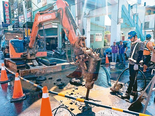 桃園市龍潭區中興路自來水管線漏水,周邊9個里停水,台水緊急搶修。圖/取自桃市議員徐玉樹臉書