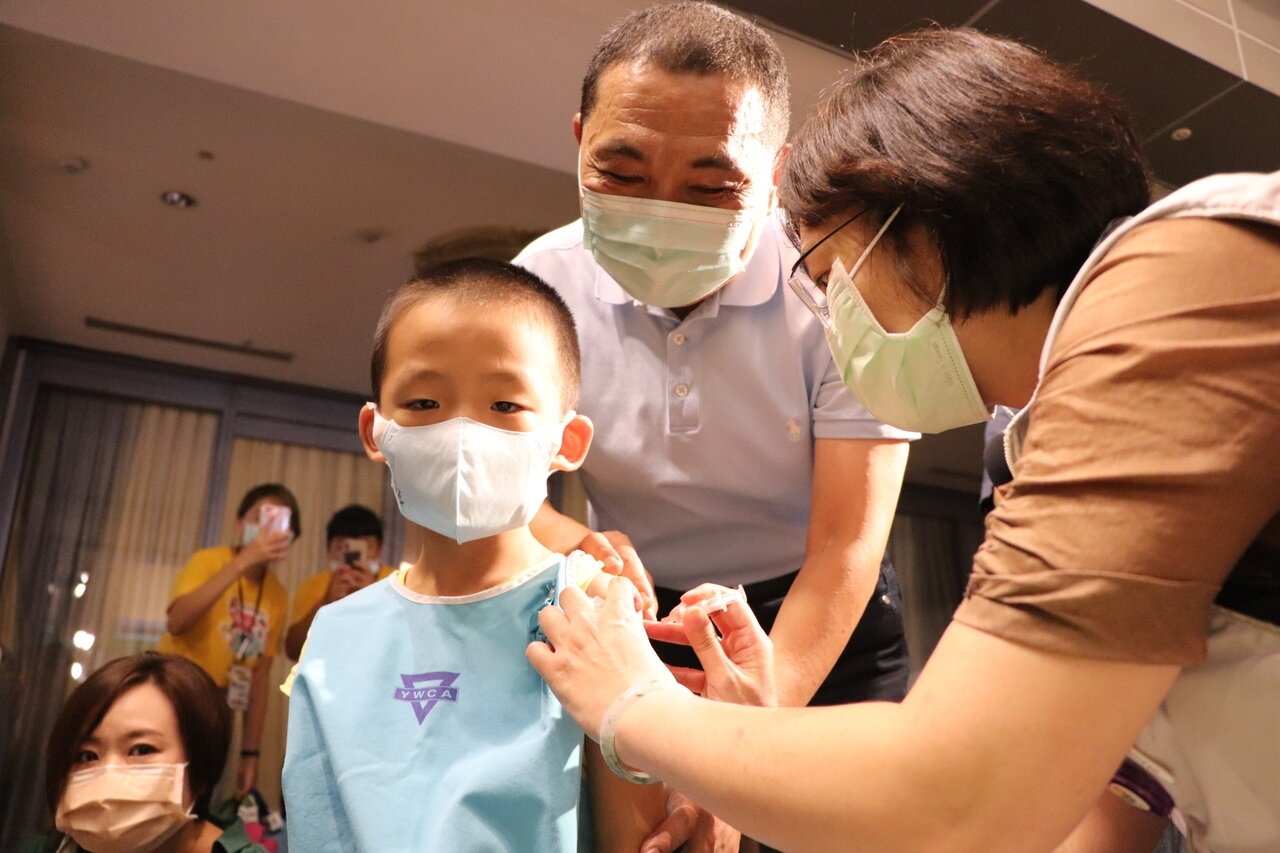 新北市府今舉辦流感疫苗開打記者會，市長侯友宜關心孩童接種疫苗情形。記者吳亮賢／攝影
