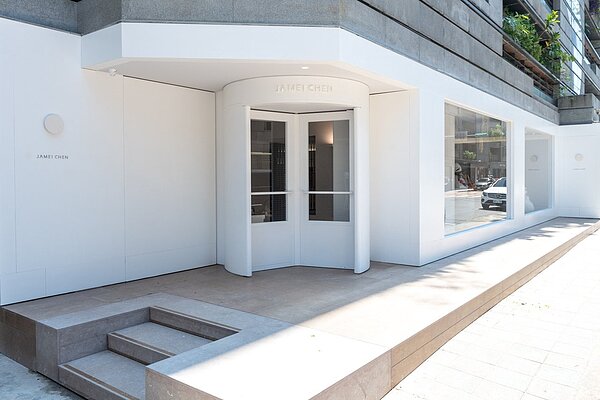 在最不可預測的2020年,「JAMEI CHEN」大手筆購入近百坪的全新大安概念店,引起時尚圈不小的震撼。 圖/JAMEI CHEN提供