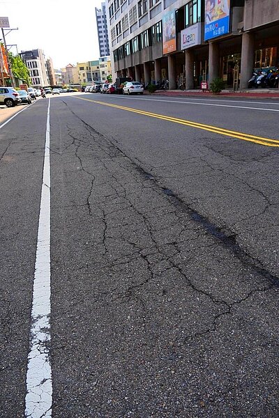 台中市大里區益民路一段高低起伏,很容易造成騎機車的人跌倒。圖/何欣純提供