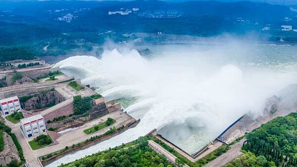 小浪底大壩開閘放水,場面壯觀,有調水功能。圖/本報河南鄭州傳真