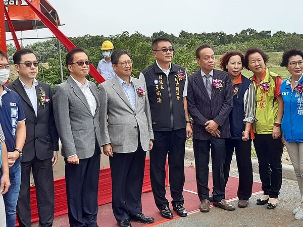 「竹北水資源回收中心第二期工程」開工動土典禮大合照內政部次長邱昌嶽(左2)、新竹縣長楊文科(左3)。圖/新北市政府提供