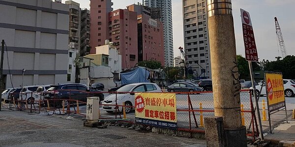 南和興產售出中央公園商圈680坪「特商二」建地,該地目前是停車場。圖/本報資料照