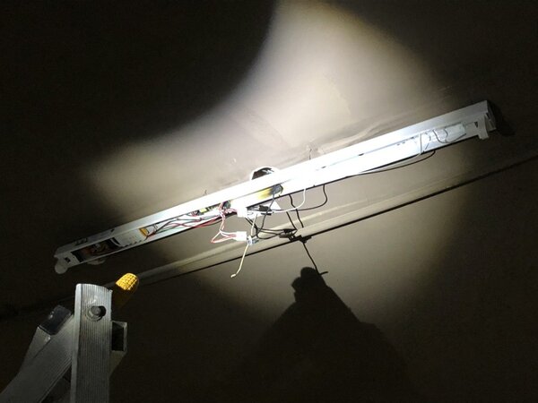 台中市王姓業者在西區向上路一段大樓地下室更換燈管時，遭電擊送醫不治。記者陳宏睿／翻攝