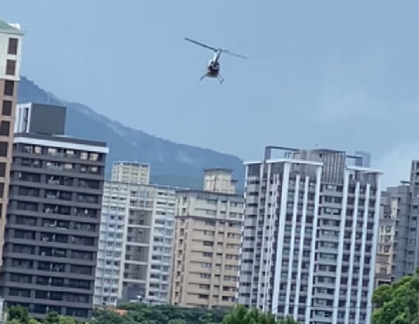 淡海新市鎮住宅區遭私人直升機違法起降，飛行過程中聲響巨大不僅擾民，更是讓許多目擊住戶膽顫心驚。圖／翻攝YouTube《Stevan LIU》